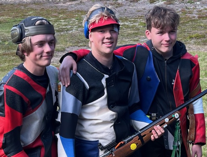 Viktor flankerad av silver o bronsmedaljörerna.